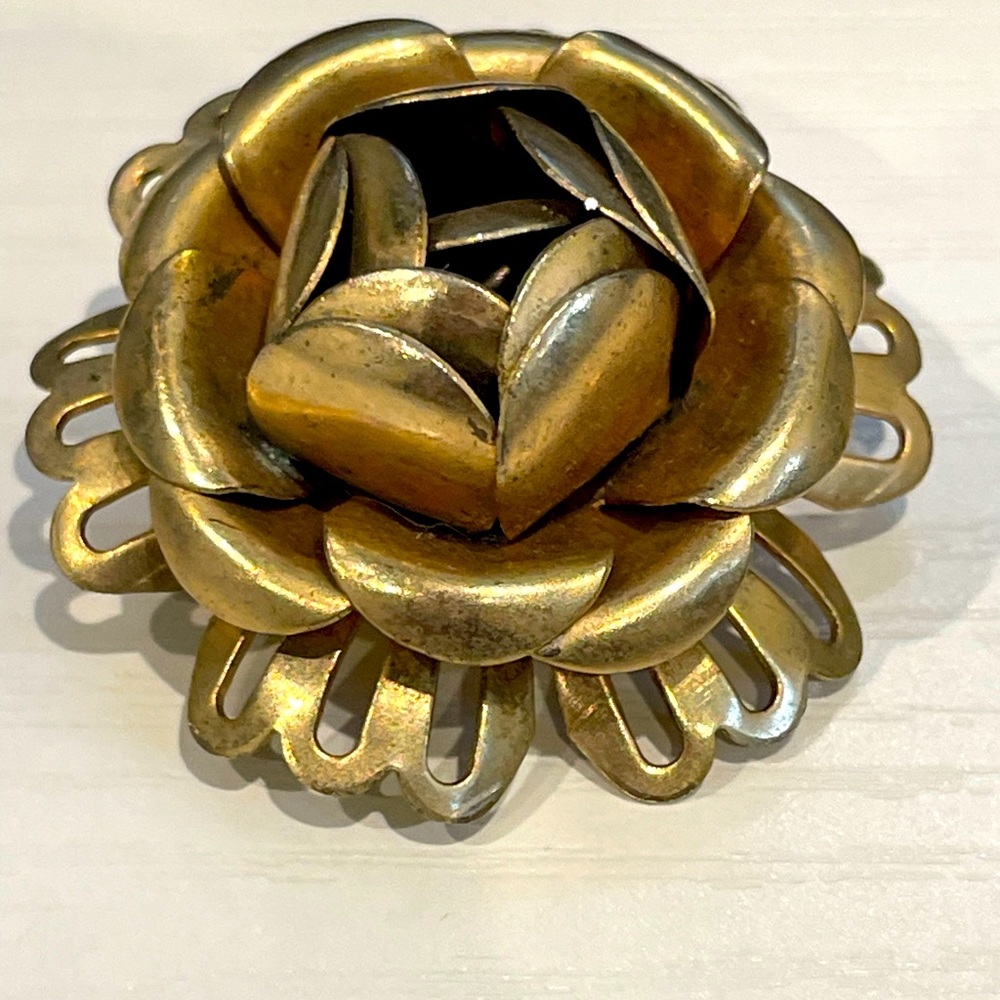 Vintage gold tone flower pin brooch raised light weight